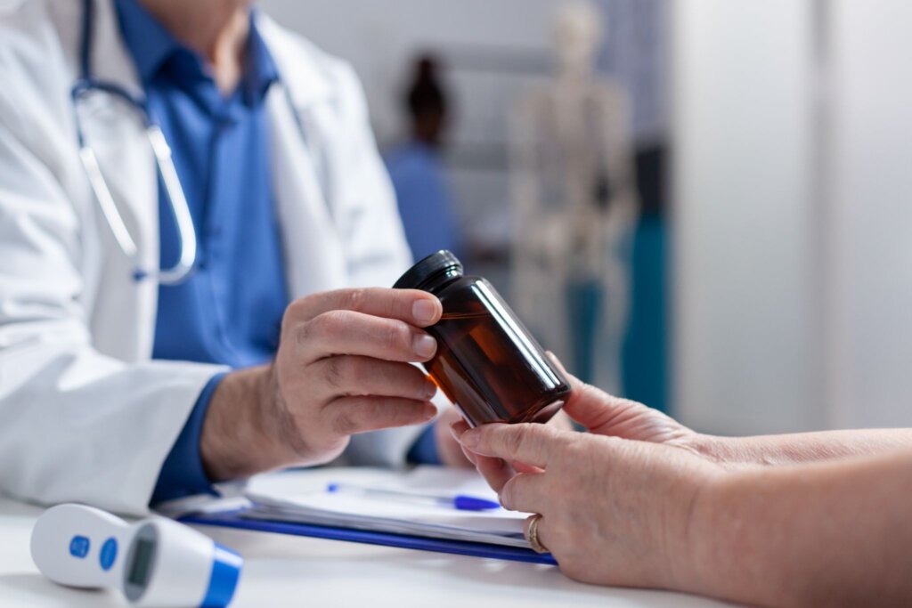 Doktor podávajúci pacientovi lieky na maláriu.