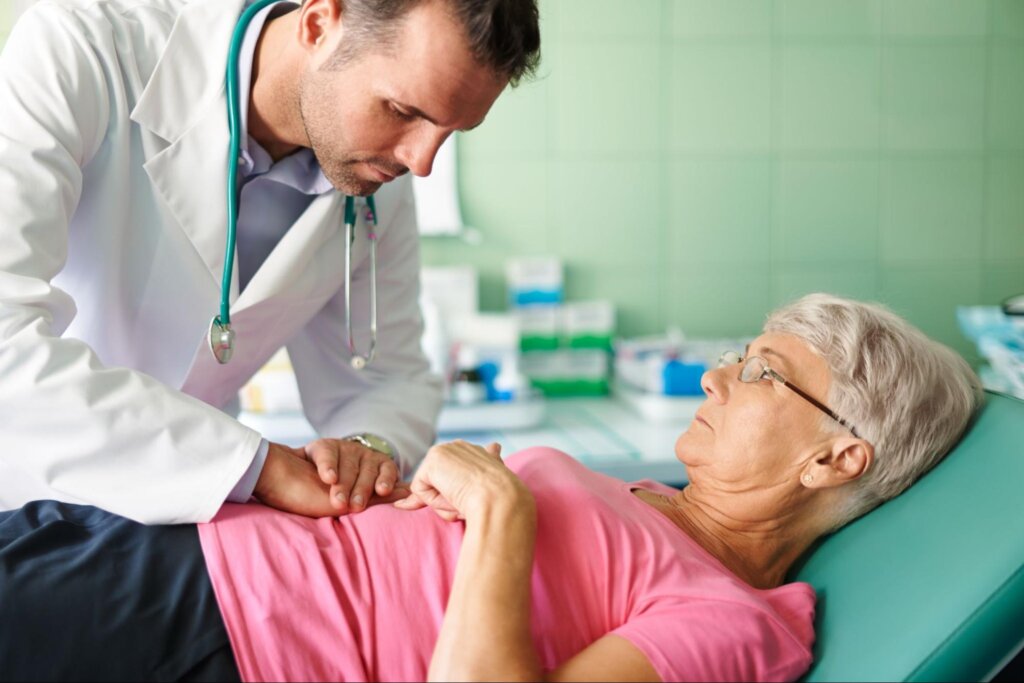 Doktor vyšetruje pacientku s podozrením na syndróm dráždivého čreva
