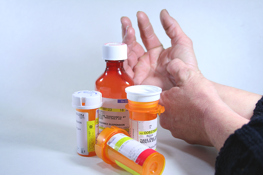 Lieky na psoriatickú artritídu položené pri rukách