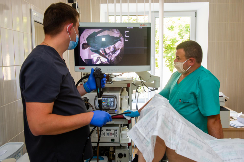 Doktori vyšetrujúci pacienta s podozrením na helicobacter pylori