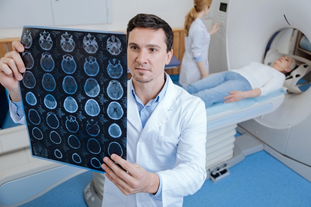 Lekár pozorujúci sken z MRI mozgu.
