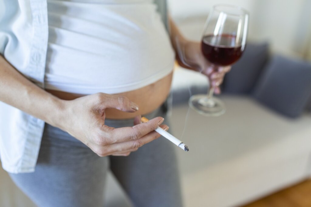 tehotna zena pije cervene vino a fajci cigaretu pocas tehotenstva