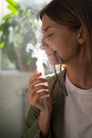 Zena inhaluje paru na upchaty nos