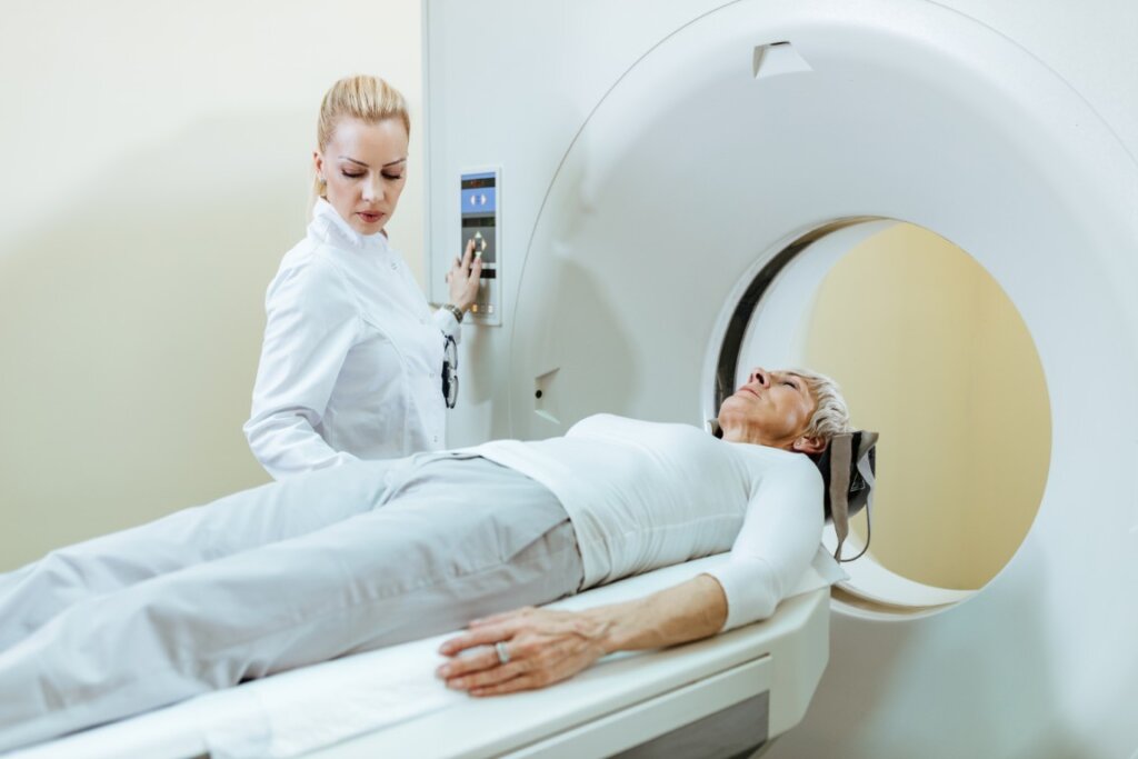Seniorna pacientka na MRI vysetreni