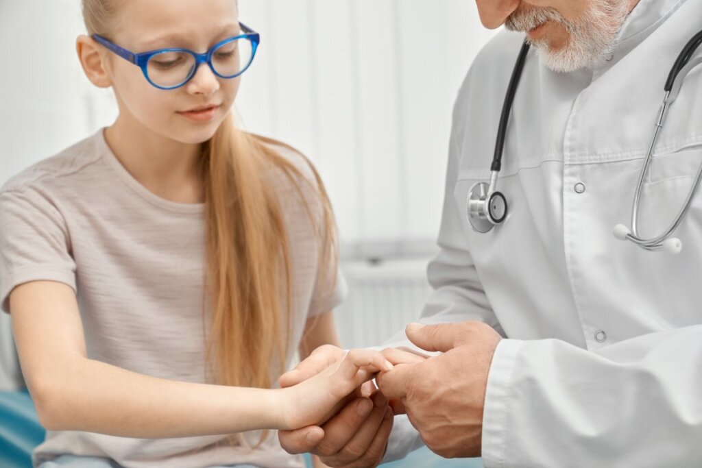 Doktor vysetruje prsty pri prehliadke