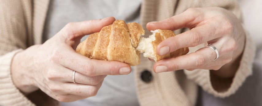 Žena s čerstvým croissantom