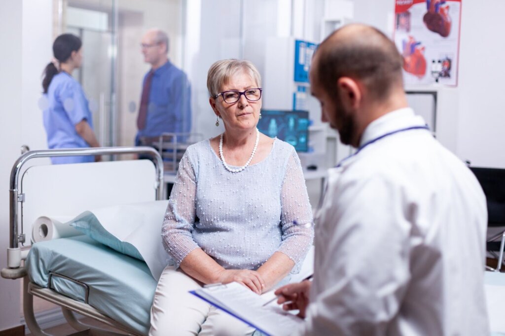 Žena s doktorom pri neskorej diagnostike srdcového ochorenia.