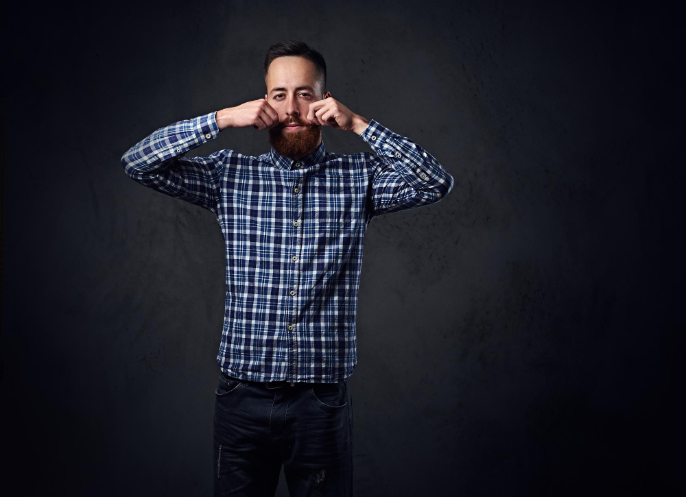 Muž v károvanej košeli potláča svoje emócie, pretože iba napodobňuje plač. Cíti sa osamelo.